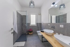 تجهيزات دش، مجففات شعر، مراحيض شطف، مناشف