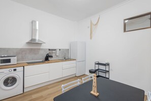 Refrigerador, microondas, cafetera y tetera y tetera eléctrica 