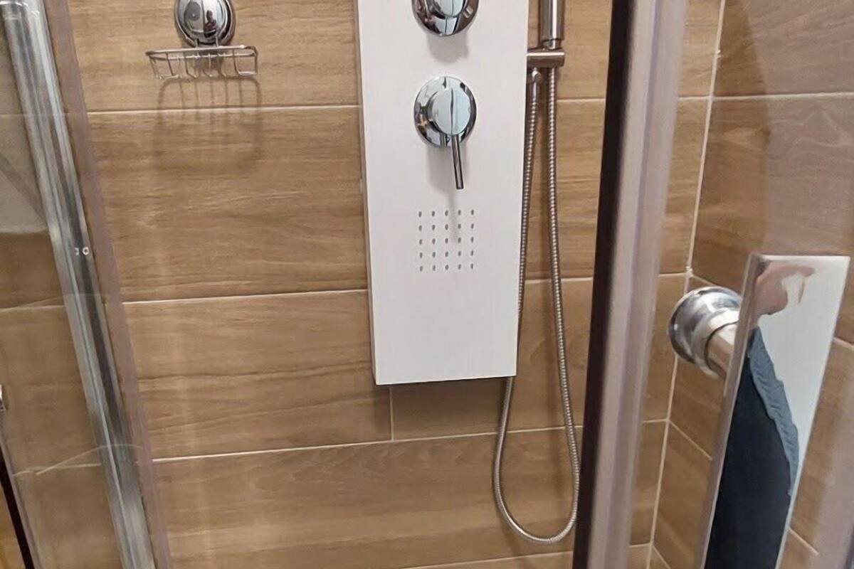 Máy sấy tóc, khăn tắm, giấy vệ sinh