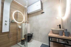 Casa estándar, 5 habitaciones, piscina privada, vistas al jardín | Baño | Secador de pelo, toallas y papel higiénico