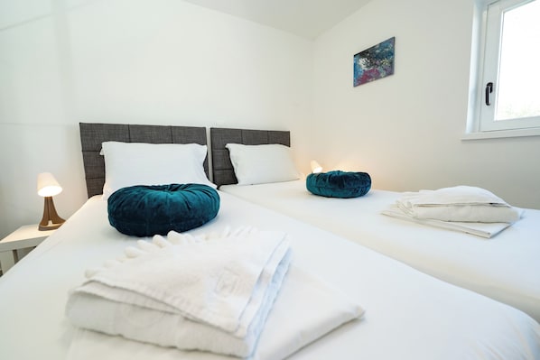 Caja de seguridad en la habitación y tabla de planchar con plancha