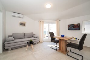 Casa estándar, 5 habitaciones, piscina privada, vistas al jardín | Zona de estar