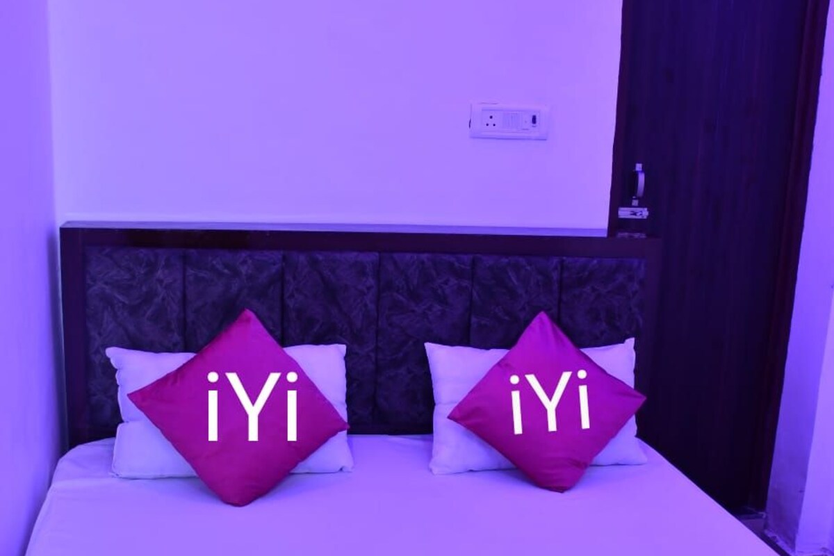 Una cama con dos almohadas, cada una con el texto 'iYi'.