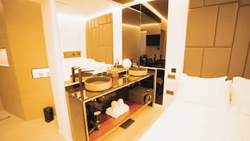 Suite, patio, pemandangan lembah | Brankas, setrika/meja setrika, dan Wi-Fi gratis