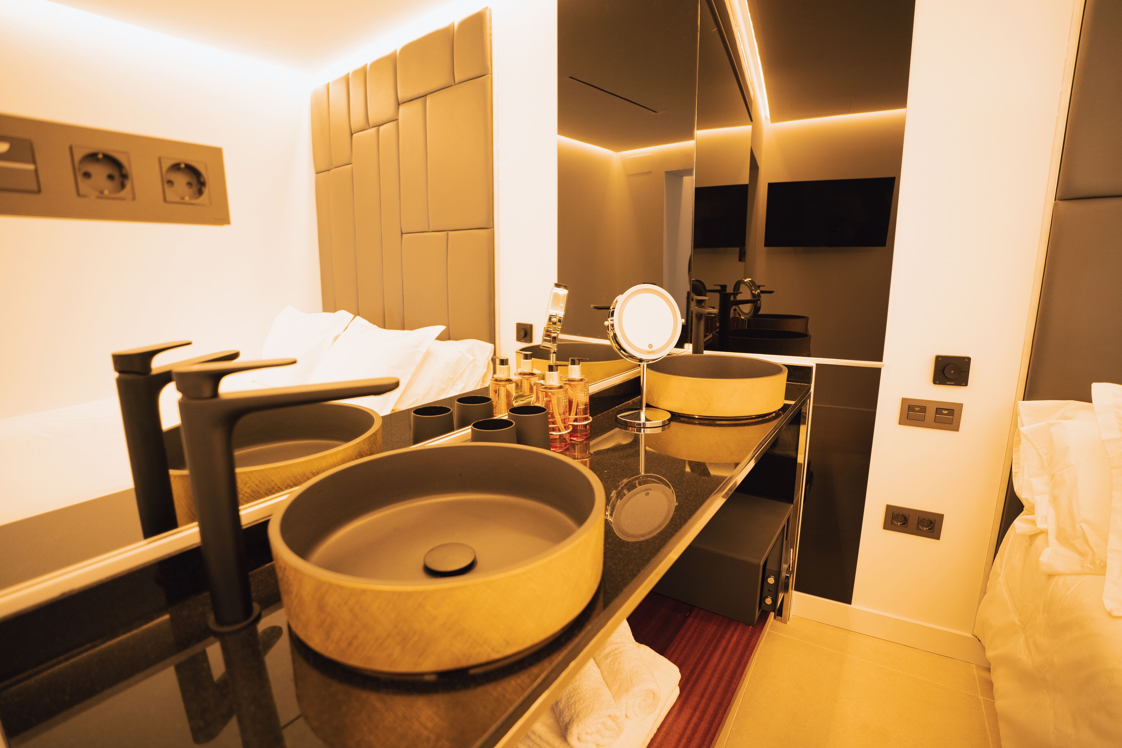 Coffres-forts dans les chambres, fer et planche à repasser