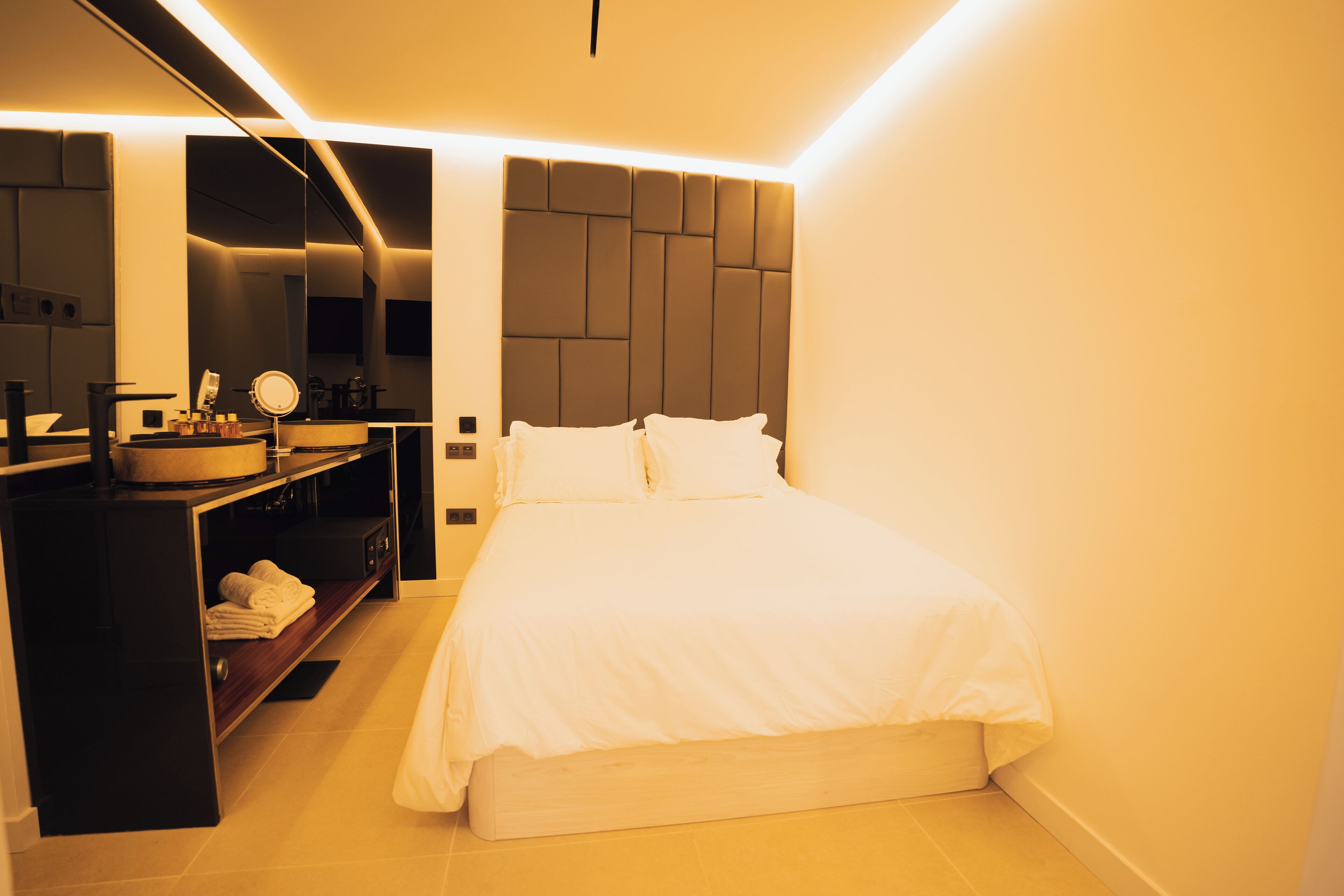 Suite, terrasse, dalutsikt | Safe på rommet, strykejern/-brett og wi-fi (inkludert)