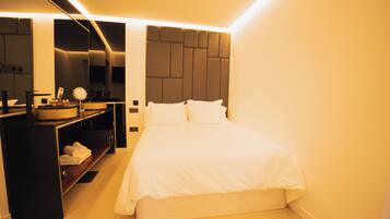 Suite, patio, vistas al valle | Caja fuerte, tabla de planchar con plancha, wifi gratis