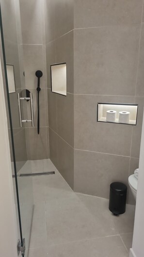 Suite, patio, pemandangan lembah | Kamar mandi | Shower, pengering rambut, handuk, dan sabun
