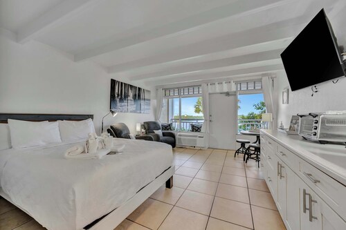 Sunset Suite Heated Pool Tennis Gym Balcony