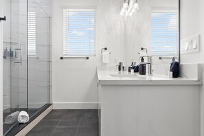 Apartment | Bathroom - NEW Casa Sol - Luxury Townhome In Prime Location (Tampa)