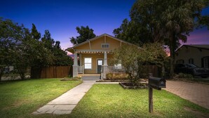 A single-story house with a front porch, a mailbox, and a well-maintained lawn. - NEW Lakeland Landing Cute Bungalow by Downtown (Lakeland)