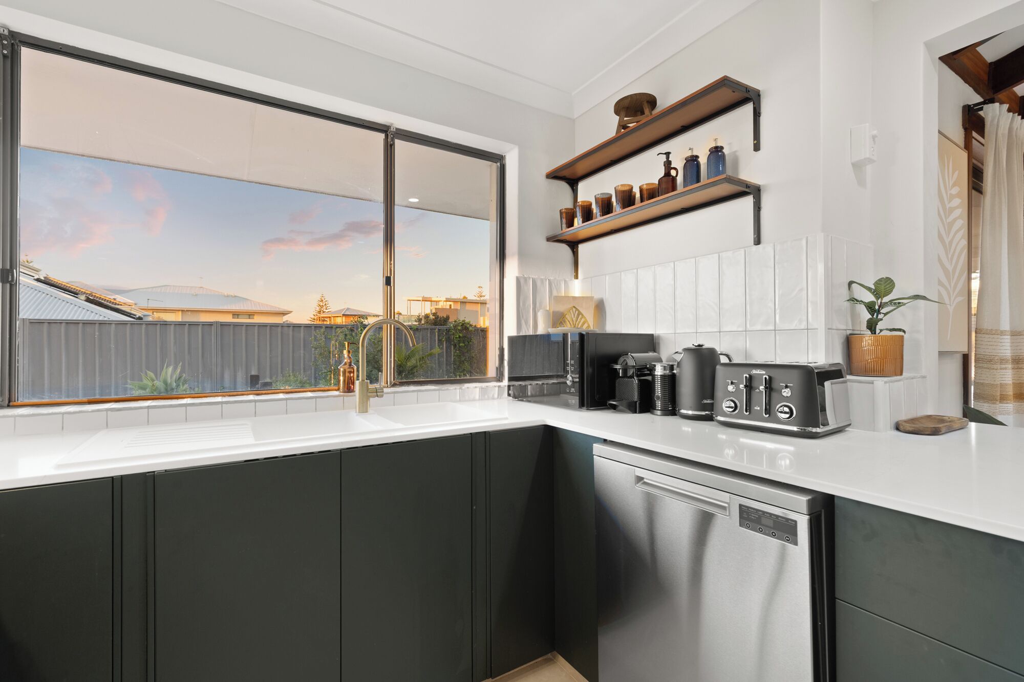 Micro-ondes, four, plaque de cuisson, lave-vaisselle