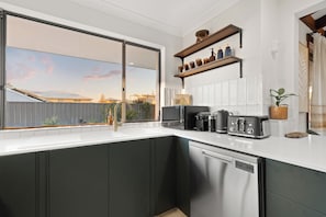 ميكروويف، فرن، موقد طهي مسطح، غسالة أطباق