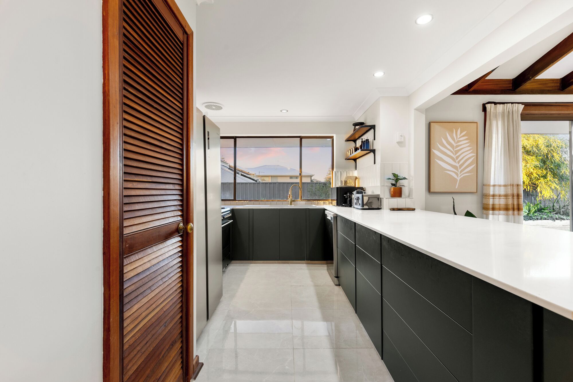 Mikroaaltouuni, uuni, liesi, astianpesukone