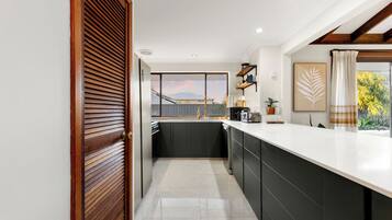 電子レンジ、オーブン、コンロ、食器洗い機