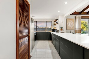 Mikrowelle, Ofen, Herdplatte, Geschirrspüler