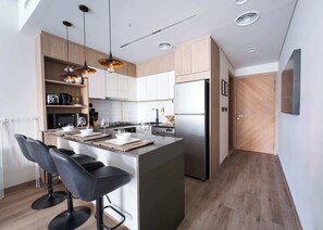 Refrigerador, microondas, horno y parrilla de estufa 