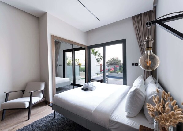 Tabla de planchar con plancha, wifi y ropa de cama 