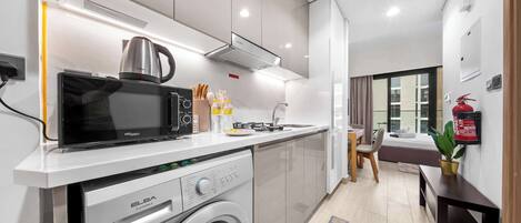 Refrigerador, microondas, horno, placa de cocina