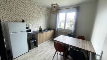 Een koelkast, een magnetron, een kookplaat