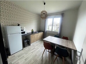 Refrigerador, microondas, parrilla de estufa y cafetera y tetera