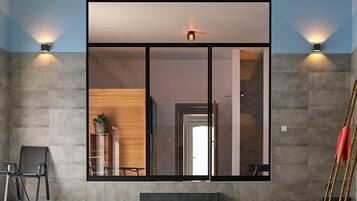 Een binnenzwembad en een verwarmd zwembad