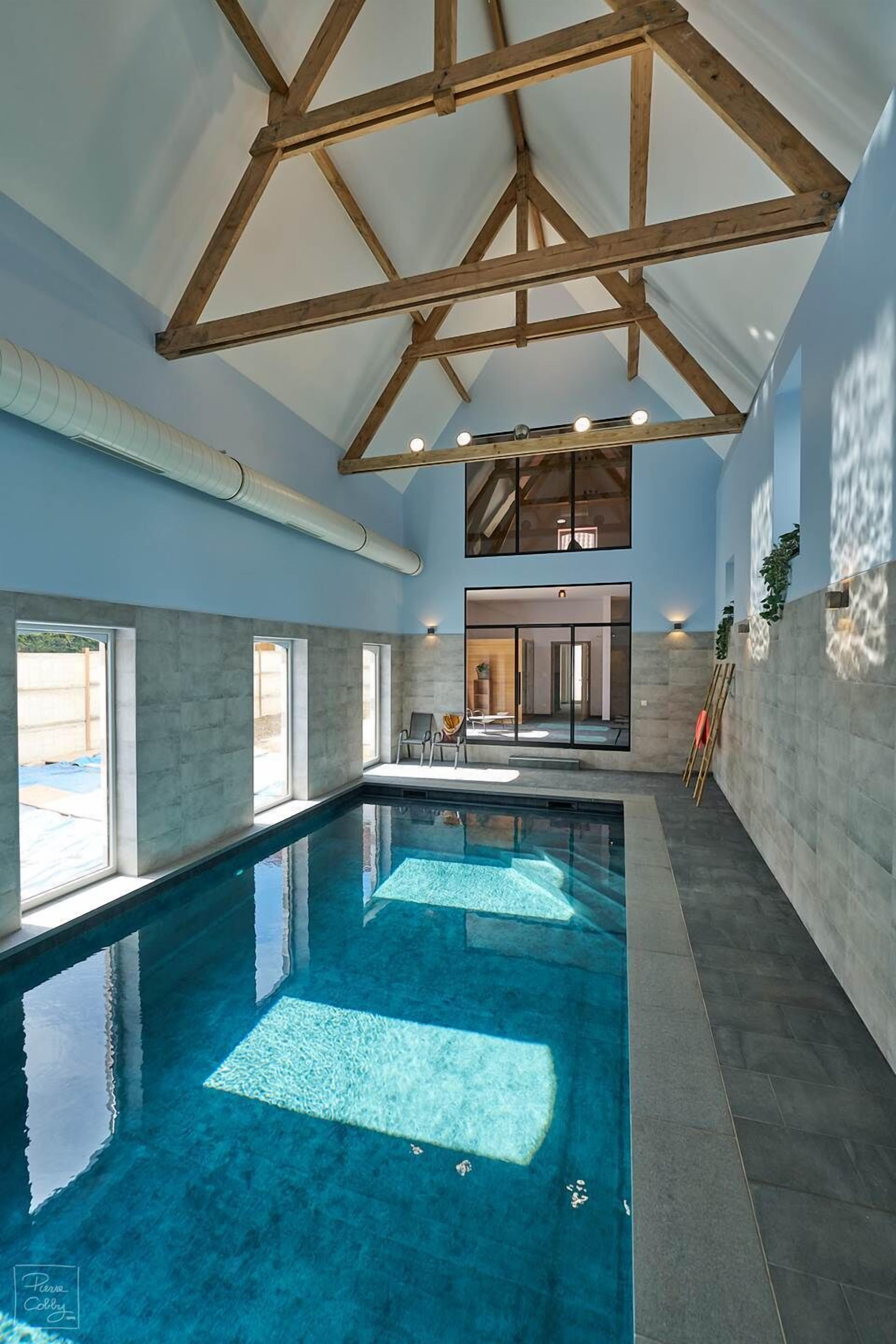 من حمّامات السباحة المغطاة، حمّام سباحة مُدفَّأ