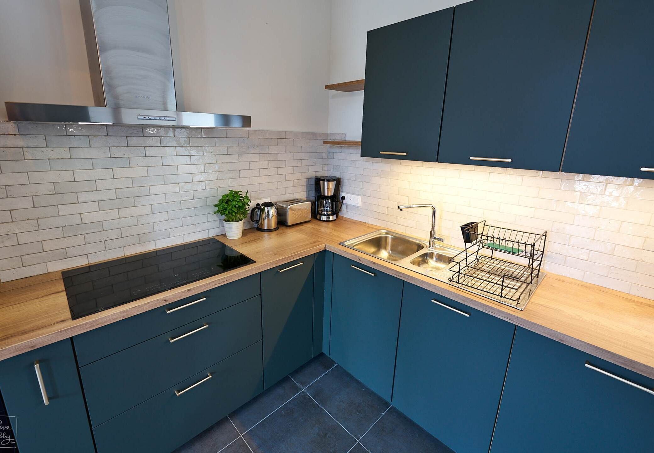 Een koelkast, een microgolfoven, een oven, een vaatwasser