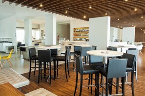 40-吋電視，提供衛星頻道