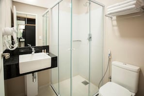 Quarto casal superior, vista para a cidade | Banheiro | Chuveiro, produtos de toalete grátis, secador de cabelo