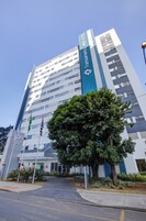 Un moderno edificio de hotel con un llamativo letrero que dice Transamerica Wise Hotel.