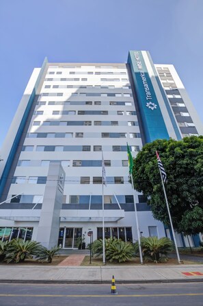 A modern hotel building with a prominent sign for Transamerica. - Transamerica Wise Indaiatuba (Indaiatuba)