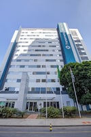Un edificio moderno de hotel con un cartel llamativo para Transamerica.