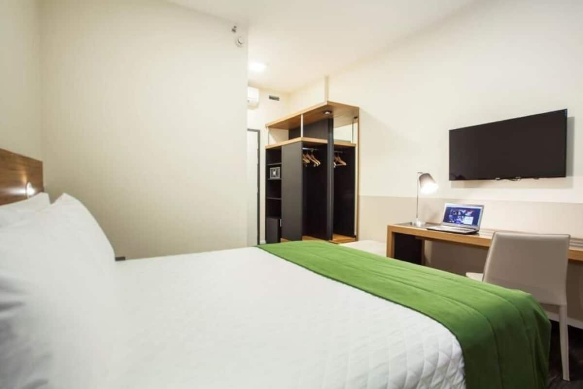 Quarto casal superior, vista para a cidade | Cofres nos quartos, escrivaninha, espaço de trabalho para notebook