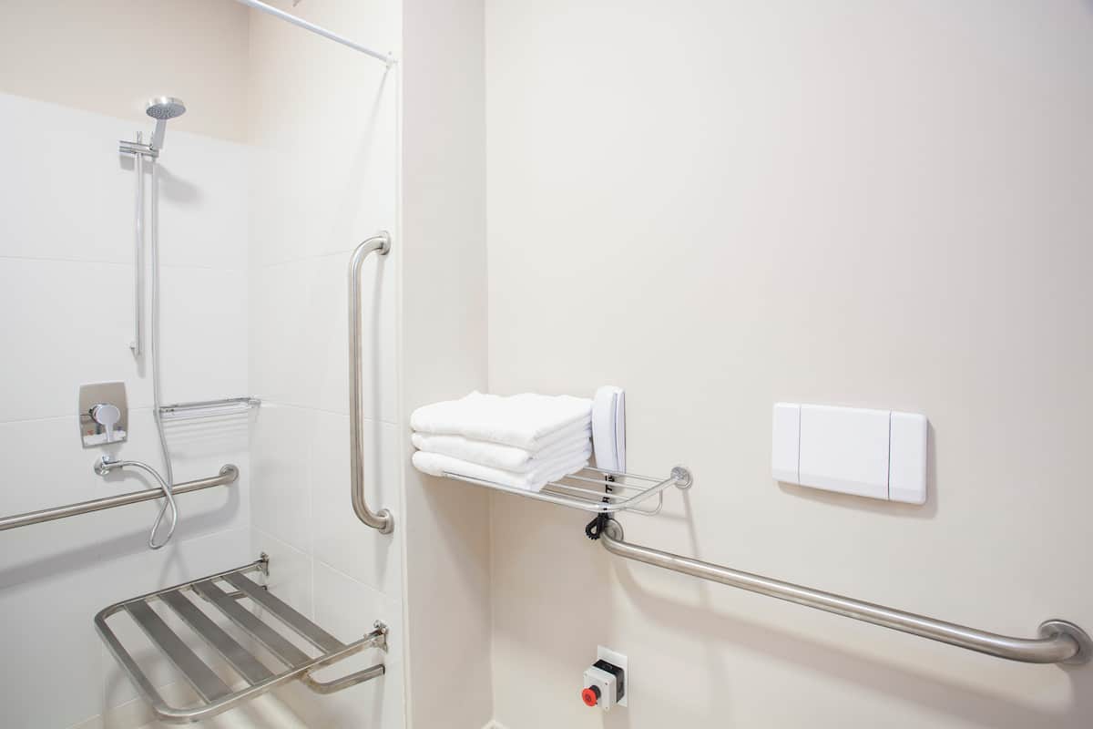 Exclusive-værelse med 2 enkeltsenge - byudsigt | Badeværelse | Bruser, gratis toiletartikler, hårtørrer, håndklæder