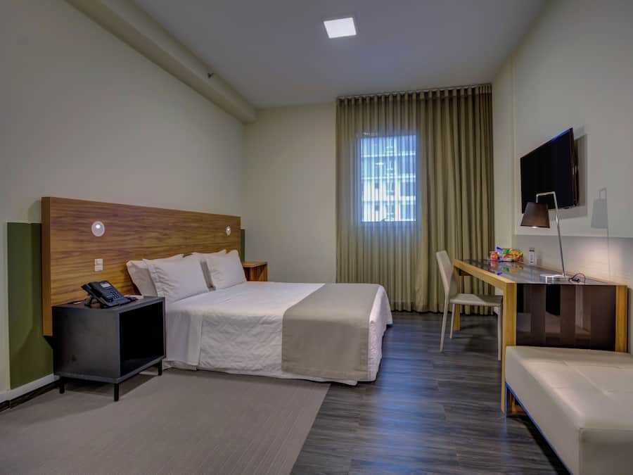 Habitación exclusiva con 2 camas individuales, vista a la ciudad | Minibar, caja de seguridad en la habitación y escritorio