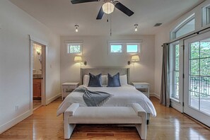 5 bedrooms, desk, WiFi, bed sheets