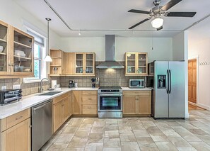 Fridge, microwave, oven, stovetop - 5BR Retreat in Bouldin Creek | Walk to SoCo (Austin)