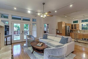 电视、壁炉、办公室