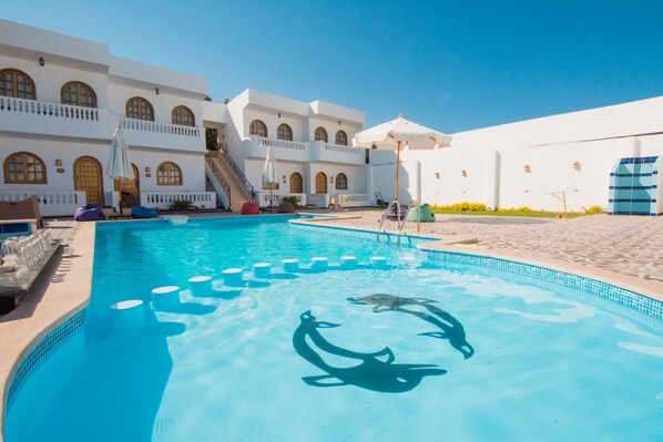 15 สระว่ายน้ำกลางแจ้ง