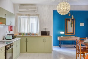 Réfrigérateur, micro-ondes, four, cafetière/bouilloire