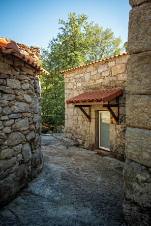 المنطقة المحيطة بالمنشأة