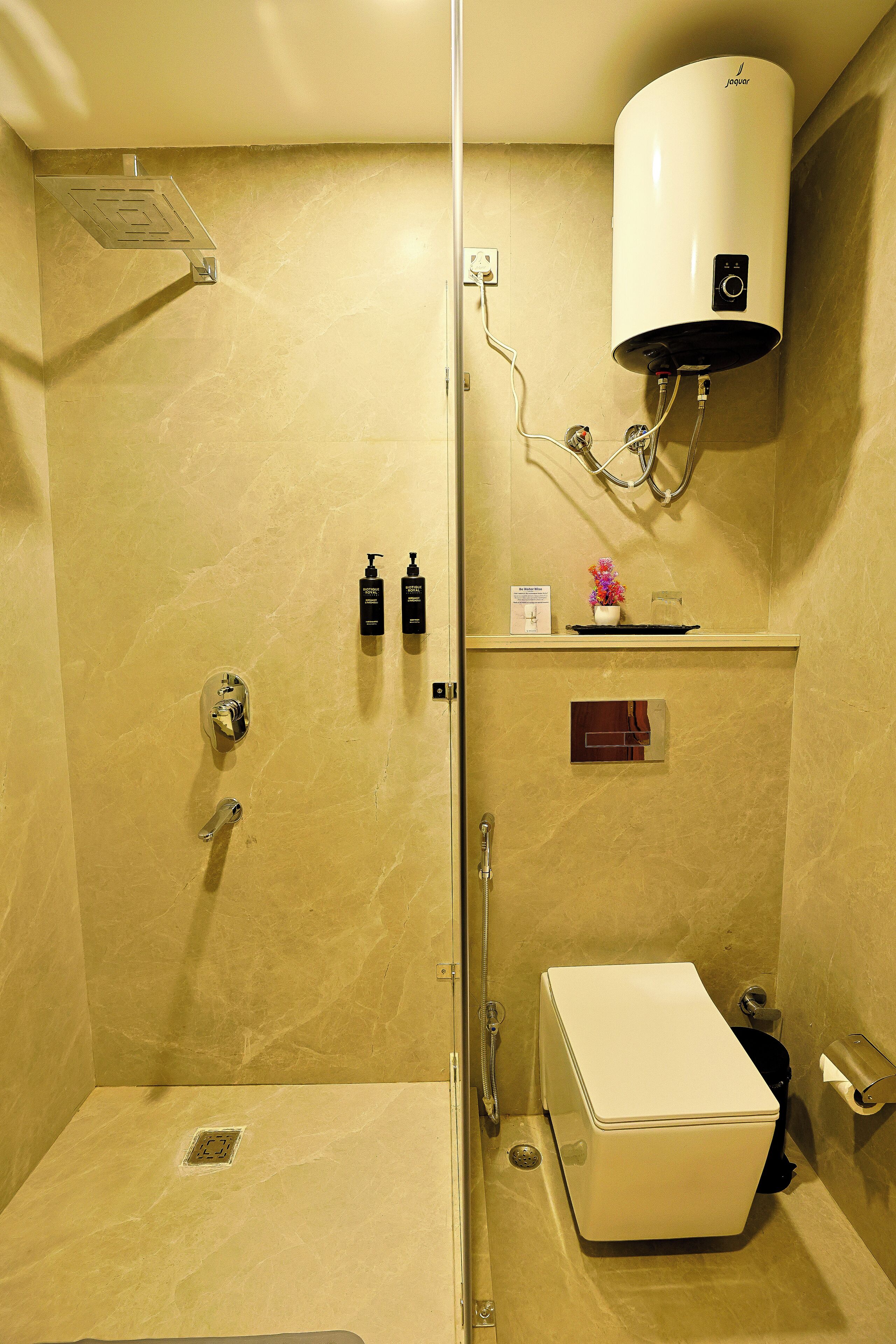 Ein Badezimmer mit Dusche, Toilette und einem weißen Waschbecken.
