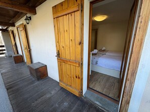 2 عدّة غرف نوم ومكواة/لوح كي وواي فاي مجانًا وملاءات أسرّة