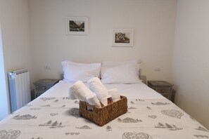 2 bedrooms, iron/ironing board, free WiFi, bed sheets