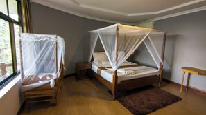 Habitación cuádruple estándar, balcón, vistas a la montaña | Escritorio, espacio para trabajar con un portátil, wifi gratis