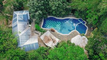 Una piscina al aire libre