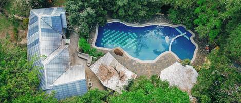 Una piscina al aire libre