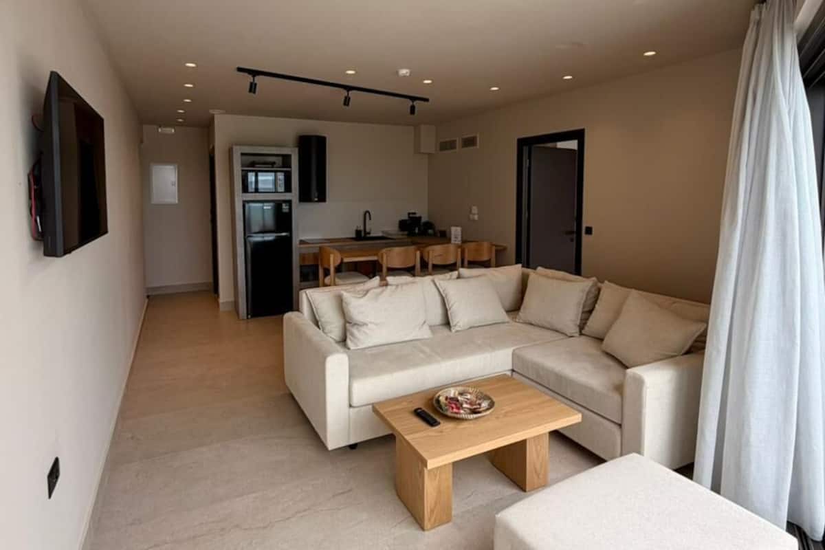 Seafront Two Bedroom Cave Suite with Private Pool | Tallelokero huoneessa, pimennysverhot, äänieristys, silitysrauta/-lauta