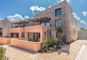 One Bedroom Suite with Private Pool | Cofres nos quartos, cortinas blackout, quartos à prova de som